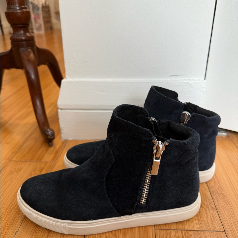 Kenneth Cole Dark Blue Suede Sneakers - Size 8